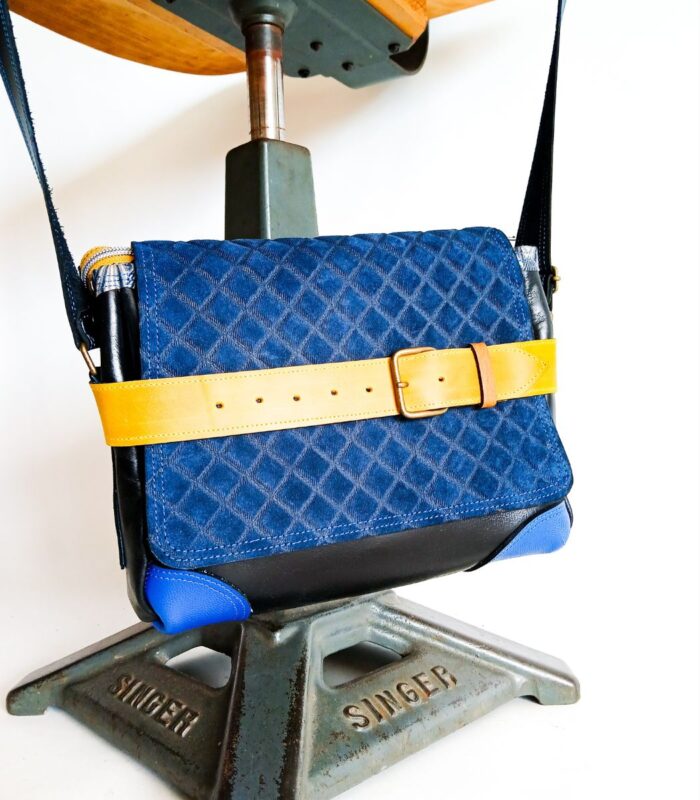 Sac besace moyen en cuir artisanal, sac moyen cuir, sac moyen cuir bleu, jaune et noir, sac en cuir coloré et original, pièce unique cuir créatrice de maroquinerie fait main à Audierne (29)