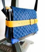Sac besace moyen en cuir artisanal, sac moyen cuir, sac moyen cuir bleu, jaune et noir, sac en cuir coloré et original, pièce unique cuir créatrice de maroquinerie fait main à Audierne (29)