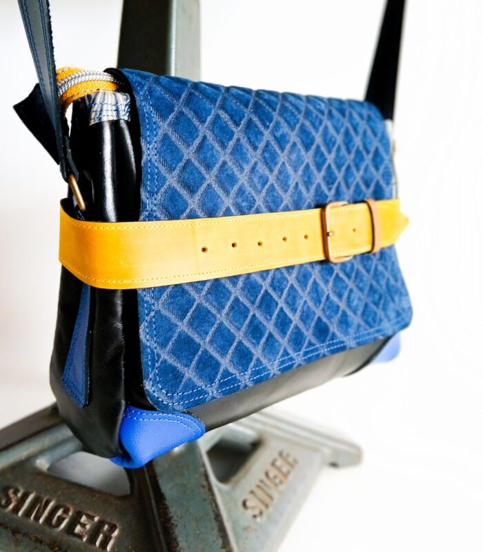 Sac besace moyen en cuir artisanal, sac moyen cuir, sac moyen cuir bleu, jaune et noir, sac en cuir coloré et original, pièce unique cuir créatrice de maroquinerie fait main à Audierne (29)