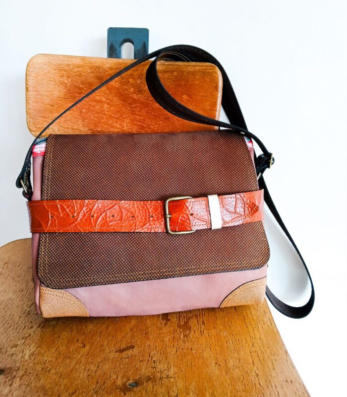 Sac besace moyen en cuir artisanal, sac moyen cuir, sac moyen cuir marron, camel et beige, sac en cuir coloré et original, pièce unique cuir créatrice de maroquinerie fait main à Audierne (29)