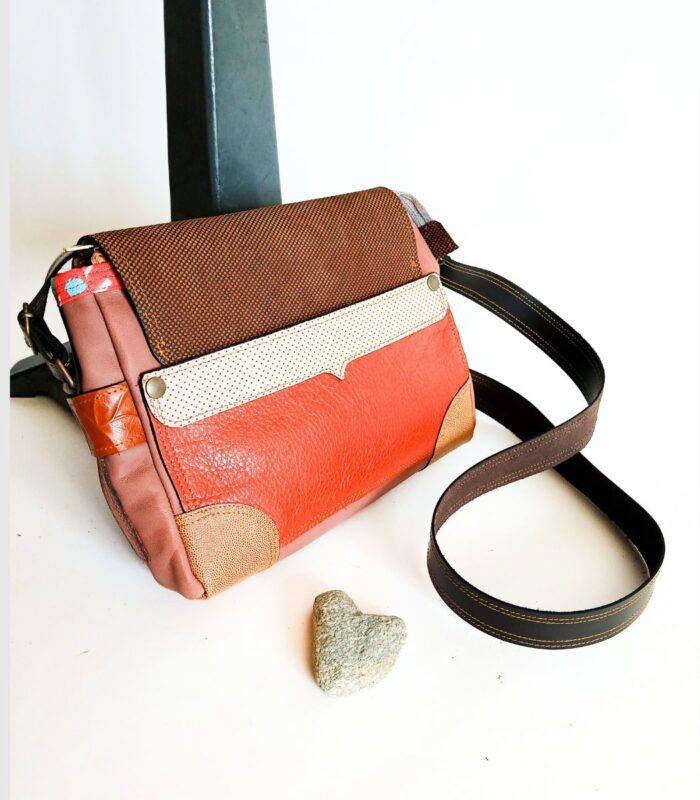 Sac besace moyen en cuir artisanal, sac moyen cuir, sac moyen cuir marron, camel et beige, sac en cuir coloré et original, pièce unique cuir créatrice de maroquinerie fait main à Audierne (29)