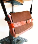 Sac besace moyen en cuir artisanal, sac moyen cuir, sac moyen cuir marron, camel et beige, sac en cuir coloré et original, pièce unique cuir créatrice de maroquinerie fait main à Audierne (29)