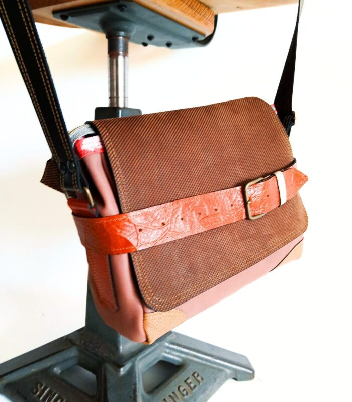 Sac besace moyen en cuir artisanal, sac moyen cuir, sac moyen cuir marron, camel et beige, sac en cuir coloré et original, pièce unique cuir créatrice de maroquinerie fait main à Audierne (29)