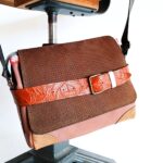 Sac besace moyen en cuir artisanal, sac moyen cuir, sac moyen cuir marron, camel et beige, sac en cuir coloré et original, pièce unique cuir créatrice de maroquinerie fait main à Audierne (29)