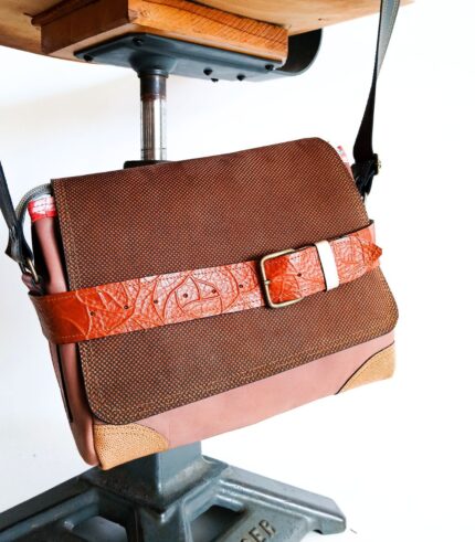 Sac besace moyen en cuir artisanal, sac moyen cuir, sac moyen cuir marron, camel et beige, sac en cuir coloré et original, pièce unique cuir créatrice de maroquinerie fait main à Audierne (29)