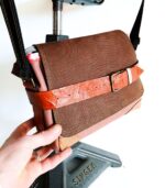 Sac besace moyen en cuir artisanal, sac moyen cuir, sac moyen cuir marron, camel et beige, sac en cuir coloré et original, pièce unique cuir créatrice de maroquinerie fait main à Audierne (29)