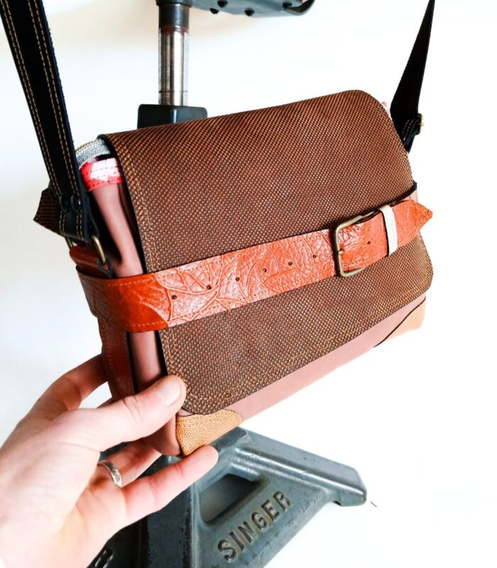 Sac besace moyen en cuir artisanal, sac moyen cuir, sac moyen cuir marron, camel et beige, sac en cuir coloré et original, pièce unique cuir créatrice de maroquinerie fait main à Audierne (29)