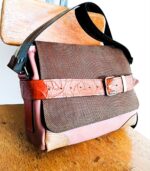 Sac besace moyen en cuir artisanal, sac moyen cuir, sac moyen cuir marron, camel et beige, sac en cuir coloré et original, pièce unique cuir créatrice de maroquinerie fait main à Audierne (29)