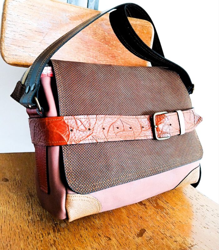 Sac besace moyen en cuir artisanal, sac moyen cuir, sac moyen cuir marron, camel et beige, sac en cuir coloré et original, pièce unique cuir créatrice de maroquinerie fait main à Audierne (29)