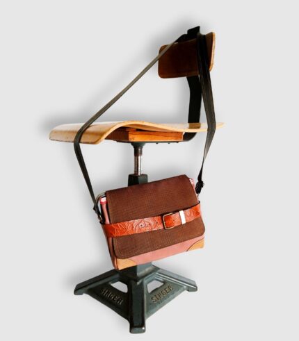 Sac besace moyen en cuir artisanal, sac moyen cuir, sac moyen cuir marron, camel et beige, sac en cuir coloré et original, pièce unique cuir créatrice de maroquinerie fait main à Audierne (29)