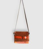 Sac besace moyen en cuir artisanal, sac moyen cuir, sac moyen cuir marron, camel et beige, sac en cuir coloré et original, pièce unique cuir créatrice de maroquinerie fait main à Audierne (29)