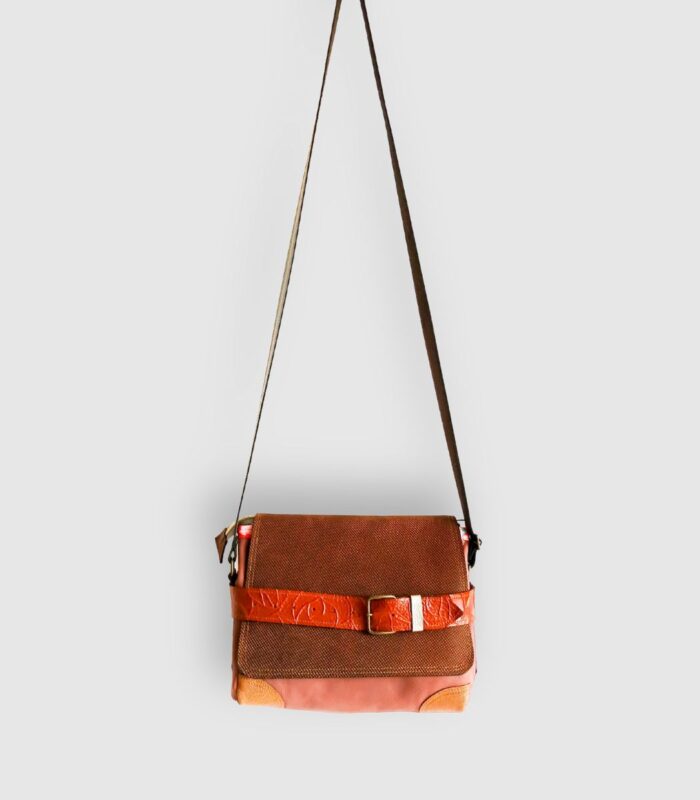 Sac besace moyen en cuir artisanal, sac moyen cuir, sac moyen cuir marron, camel et beige, sac en cuir coloré et original, pièce unique cuir créatrice de maroquinerie fait main à Audierne (29)