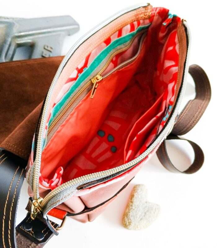 Sac besace moyen en cuir artisanal, sac moyen cuir, sac moyen cuir marron, camel et beige, sac en cuir coloré et original, pièce unique cuir créatrice de maroquinerie fait main à Audierne (29)