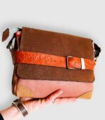 Sac besace moyen en cuir artisanal, sac moyen cuir, sac moyen cuir marron, camel et beige, sac en cuir coloré et original, pièce unique cuir créatrice de maroquinerie fait main à Audierne (29)