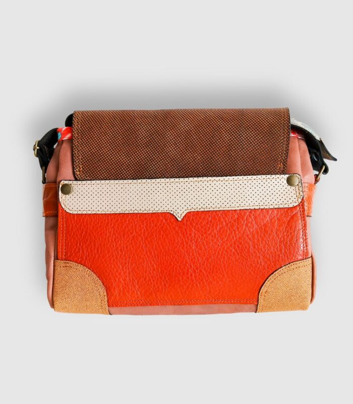 Sac besace moyen en cuir artisanal, sac moyen cuir, sac moyen cuir marron, camel et beige, sac en cuir coloré et original, pièce unique cuir créatrice de maroquinerie fait main à Audierne (29)