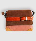 Sac besace moyen en cuir artisanal, sac moyen cuir, sac moyen cuir marron, camel et beige, sac en cuir coloré et original, pièce unique cuir créatrice de maroquinerie fait main à Audierne (29)