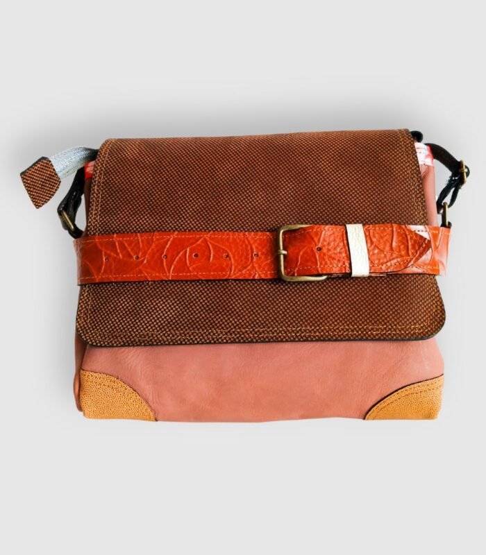 Sac besace moyen en cuir artisanal, sac moyen cuir, sac moyen cuir marron, camel et beige, sac en cuir coloré et original, pièce unique cuir créatrice de maroquinerie fait main à Audierne (29)