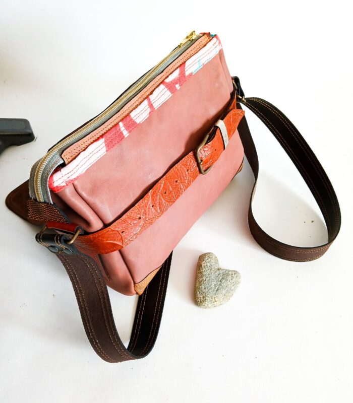 Sac besace moyen en cuir artisanal, sac moyen cuir, sac moyen cuir marron, camel et beige, sac en cuir coloré et original, pièce unique cuir créatrice de maroquinerie fait main à Audierne (29)