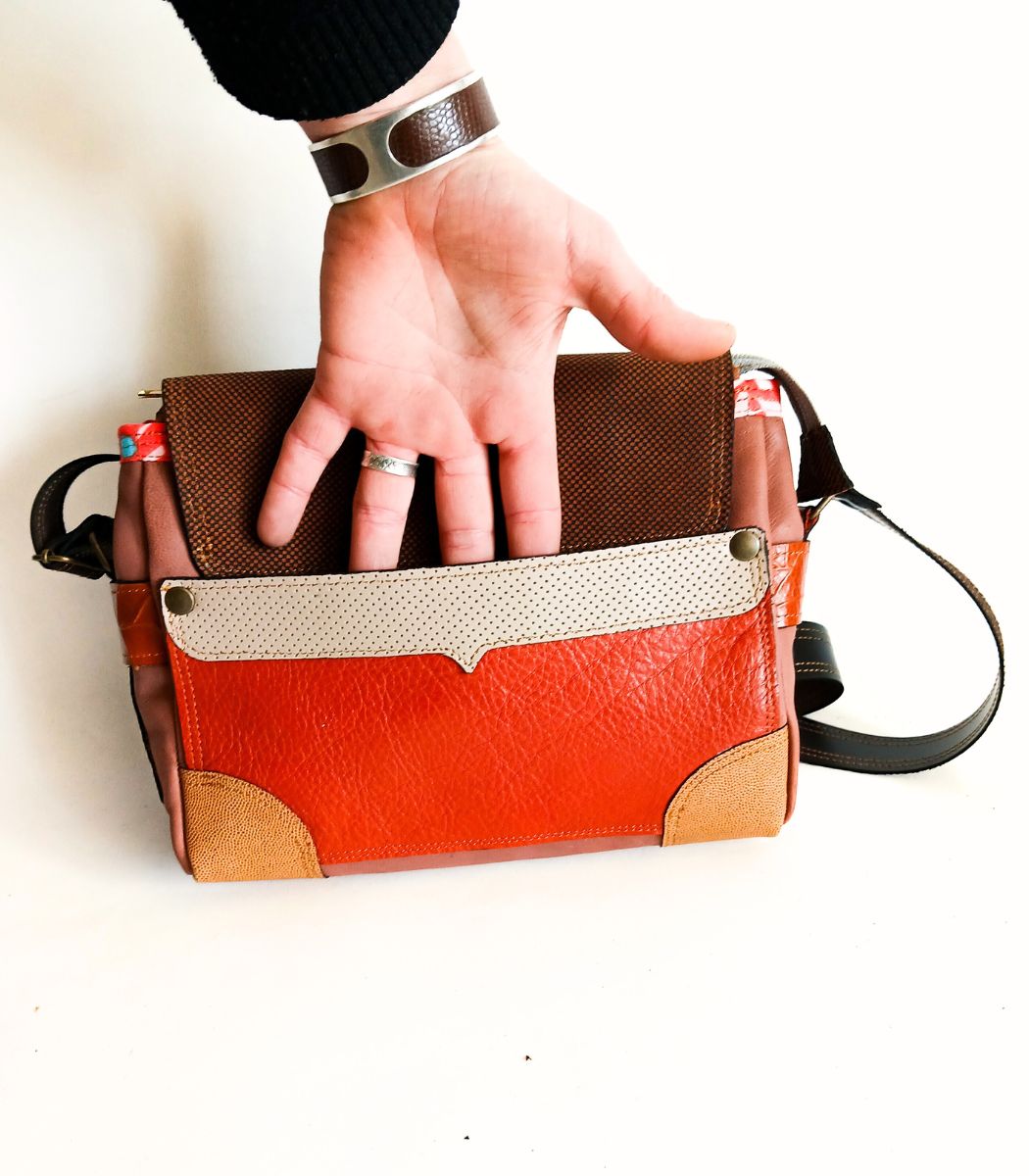 Sac besace moyen en cuir artisanal, sac moyen cuir, sac moyen cuir marron, camel et beige, sac en cuir coloré et original, pièce unique cuir créatrice de maroquinerie fait main à Audierne (29)