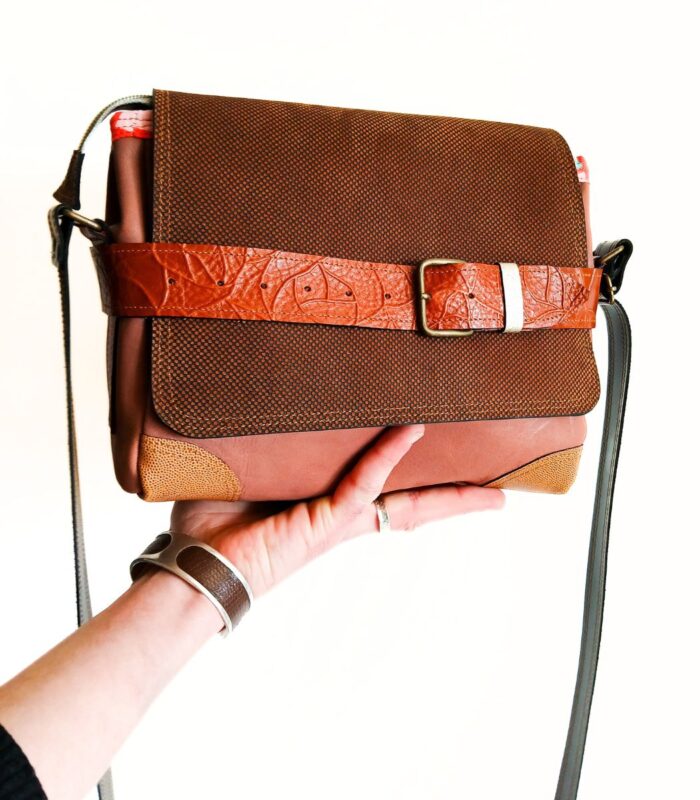 Sac besace moyen en cuir artisanal, sac moyen cuir, sac moyen cuir marron, camel et beige, sac en cuir coloré et original, pièce unique cuir créatrice de maroquinerie fait main à Audierne (29)