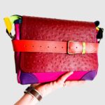 Sac besace moyen en cuir artisanal, sac moyen cuir, sac moyen cuir rouge, rose, orange et violet, sac en cuir coloré et original, pièce unique cuir créatrice de maroquinerie fait main à Audierne (29)