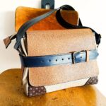 Sac cuir moyen format à bandoulière, besace en cuir artisanal, sac moyen cuir, sac moyen cuir beige, camel et bleu marine, sac en cuir artisanal et original, pièce unique cuir créatrice de maroquinerie fait main à Audierne (29)