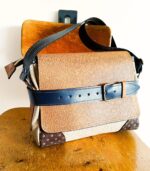 Sac cuir moyen format à bandoulière, besace en cuir artisanal, sac moyen cuir, sac moyen cuir beige, camel et bleu marine, sac en cuir artisanal et original, pièce unique cuir créatrice de maroquinerie fait main à Audierne (29)