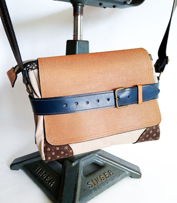 Sac cuir moyen format à bandoulière, besace en cuir artisanal, sac moyen cuir, sac moyen cuir beige, camel et bleu marine, sac en cuir artisanal et original, pièce unique cuir créatrice de maroquinerie fait main à Audierne (29)