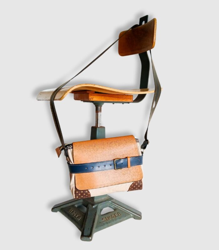 Sac cuir moyen format à bandoulière, besace en cuir artisanal, sac moyen cuir, sac moyen cuir beige, camel et bleu marine, sac en cuir artisanal et original, pièce unique cuir créatrice de maroquinerie fait main à Audierne (29)
