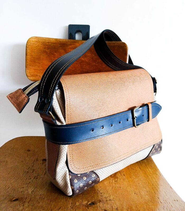Sac cuir moyen format à bandoulière, besace en cuir artisanal, sac moyen cuir, sac moyen cuir beige, camel et bleu marine, sac en cuir artisanal et original, pièce unique cuir créatrice de maroquinerie fait main à Audierne (29)