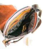 Sac cuir moyen format à bandoulière, besace en cuir artisanal, sac moyen cuir, sac moyen cuir beige, camel et bleu marine, sac en cuir artisanal et original, pièce unique cuir créatrice de maroquinerie fait main à Audierne (29)