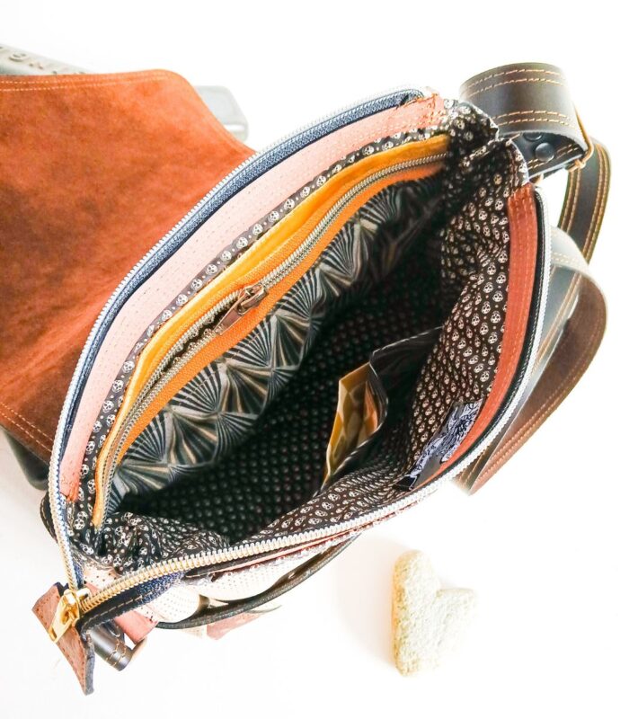 Sac cuir moyen format à bandoulière, besace en cuir artisanal, sac moyen cuir, sac moyen cuir beige, camel et bleu marine, sac en cuir artisanal et original, pièce unique cuir créatrice de maroquinerie fait main à Audierne (29)