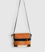 Sac cuir moyen format à bandoulière, besace en cuir artisanal, sac moyen cuir, sac moyen cuir beige, camel et bleu marine, sac en cuir artisanal et original, pièce unique cuir créatrice de maroquinerie fait main à Audierne (29)