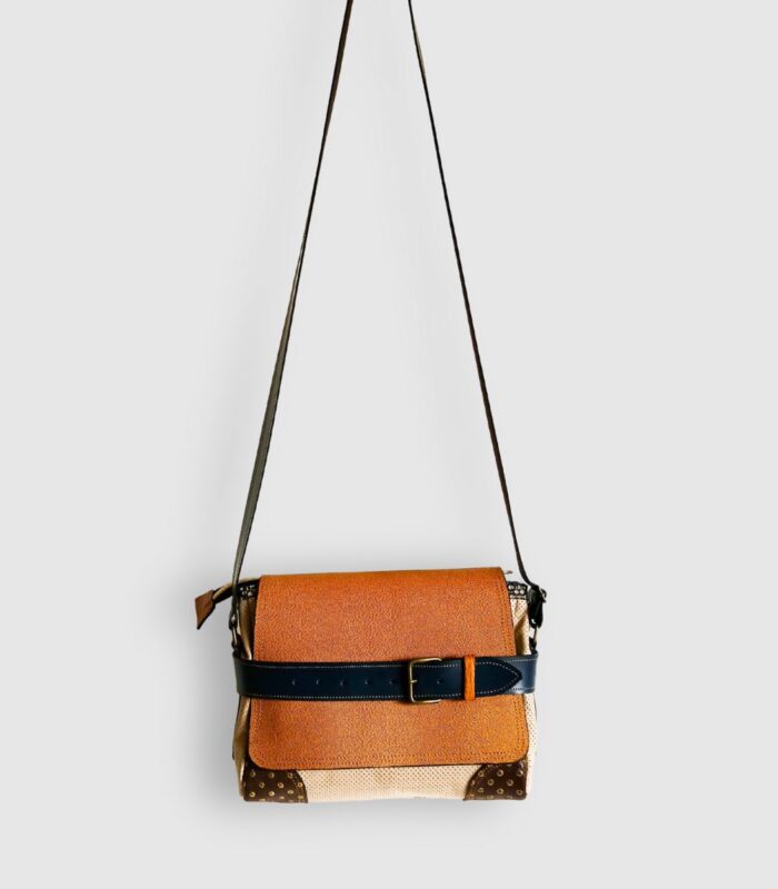 Sac cuir moyen format à bandoulière, besace en cuir artisanal, sac moyen cuir, sac moyen cuir beige, camel et bleu marine, sac en cuir artisanal et original, pièce unique cuir créatrice de maroquinerie fait main à Audierne (29)