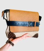 Sac cuir moyen format à bandoulière, besace en cuir artisanal, sac moyen cuir, sac moyen cuir beige, camel et bleu marine, sac en cuir artisanal et original, pièce unique cuir créatrice de maroquinerie fait main à Audierne (29)