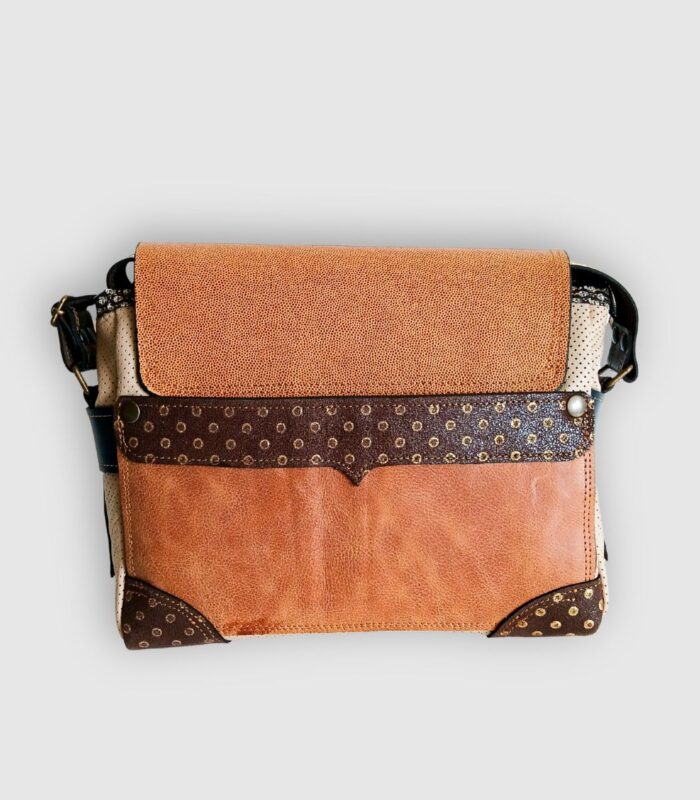 Sac cuir moyen format à bandoulière, besace en cuir artisanal, sac moyen cuir, sac moyen cuir beige, camel et bleu marine, sac en cuir artisanal et original, pièce unique cuir créatrice de maroquinerie fait main à Audierne (29)
