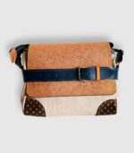Sac cuir moyen format à bandoulière, besace en cuir artisanal, sac moyen cuir, sac moyen cuir beige, camel et bleu marine, sac en cuir artisanal et original, pièce unique cuir créatrice de maroquinerie fait main à Audierne (29)