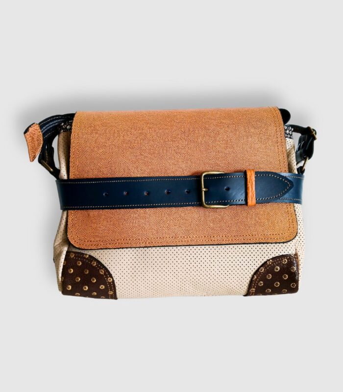Sac cuir moyen format à bandoulière, besace en cuir artisanal, sac moyen cuir, sac moyen cuir beige, camel et bleu marine, sac en cuir artisanal et original, pièce unique cuir créatrice de maroquinerie fait main à Audierne (29)
