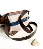 Sac cuir moyen format à bandoulière, besace en cuir artisanal, sac moyen cuir, sac moyen cuir beige, camel et bleu marine, sac en cuir artisanal et original, pièce unique cuir créatrice de maroquinerie fait main à Audierne (29)