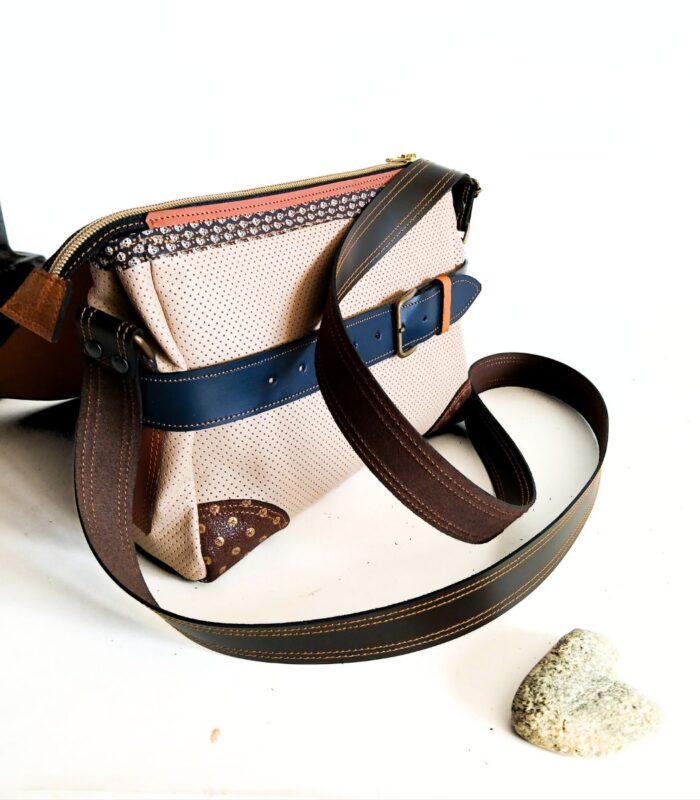 Sac cuir moyen format à bandoulière, besace en cuir artisanal, sac moyen cuir, sac moyen cuir beige, camel et bleu marine, sac en cuir artisanal et original, pièce unique cuir créatrice de maroquinerie fait main à Audierne (29)