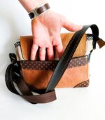 Sac cuir moyen format à bandoulière, besace en cuir artisanal, sac moyen cuir, sac moyen cuir beige, camel et bleu marine, sac en cuir artisanal et original, pièce unique cuir créatrice de maroquinerie fait main à Audierne (29)