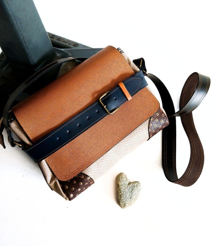 Sac cuir moyen format à bandoulière, besace en cuir artisanal, sac moyen cuir, sac moyen cuir beige, camel et bleu marine, sac en cuir artisanal et original, pièce unique cuir créatrice de maroquinerie fait main à Audierne (29)
