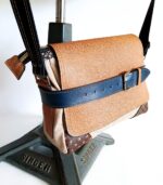 Sac cuir moyen format à bandoulière, besace en cuir artisanal, sac moyen cuir, sac moyen cuir beige, camel et bleu marine, sac en cuir artisanal et original, pièce unique cuir créatrice de maroquinerie fait main à Audierne (29)