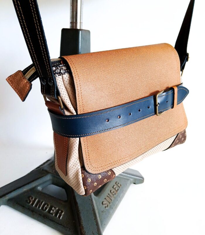 Sac cuir moyen format à bandoulière, besace en cuir artisanal, sac moyen cuir, sac moyen cuir beige, camel et bleu marine, sac en cuir artisanal et original, pièce unique cuir créatrice de maroquinerie fait main à Audierne (29)