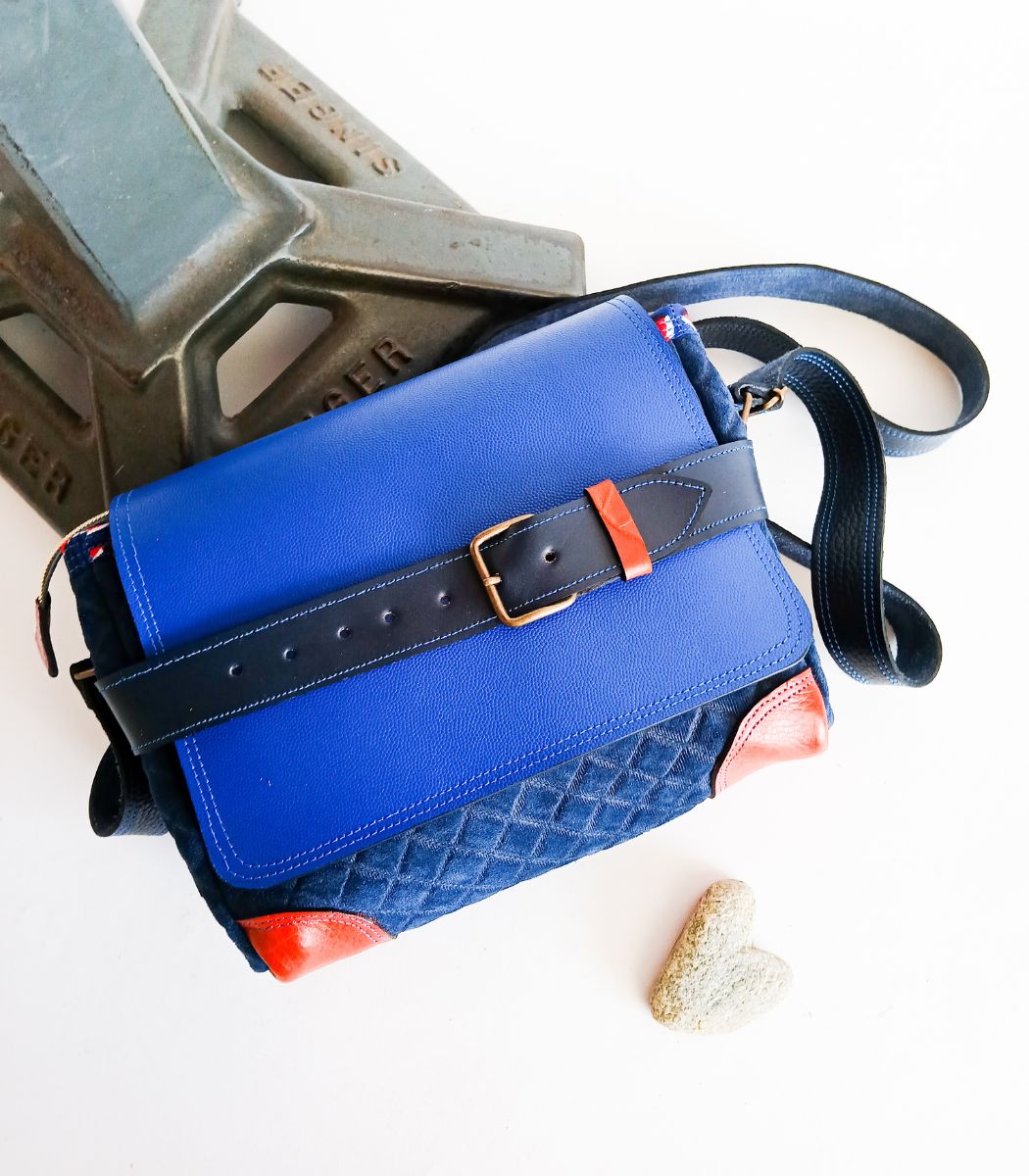 Sac cuir moyen format à bandoulière, besace en cuir artisanal, sac moyen cuir, sac moyen cuir beige, camel et bleu marine, sac en cuir artisanal et original, pièce unique cuir créatrice de maroquinerie fait main à Audierne (29)
