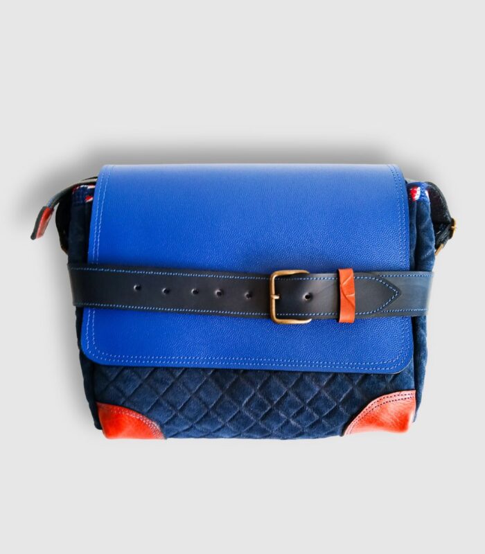 Sac cuir moyen format à bandoulière, besace en cuir artisanal, sac moyen cuir, sac moyen cuir beige, camel et bleu marine, sac en cuir artisanal et original, pièce unique cuir créatrice de maroquinerie fait main à Audierne (29)