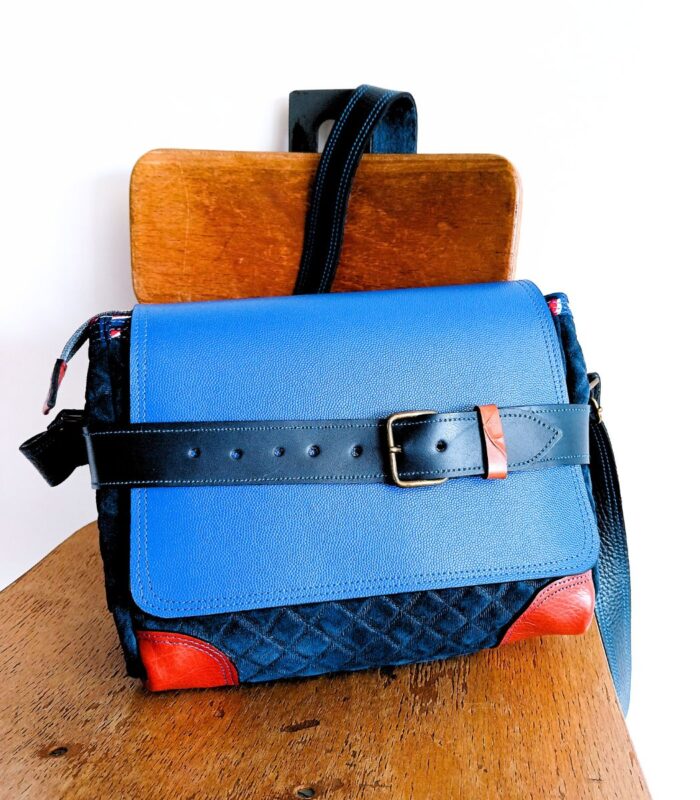 Sac cuir moyen format à bandoulière, besace en cuir artisanal, sac moyen cuir, sac moyen cuir beige, camel et bleu marine, sac en cuir artisanal et original, pièce unique cuir créatrice de maroquinerie fait main à Audierne (29)