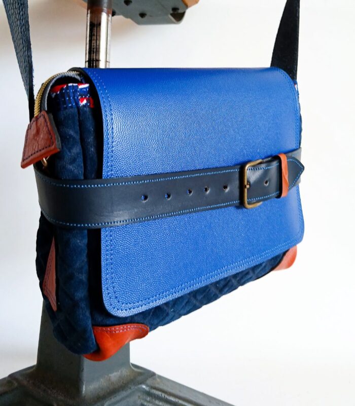 Sac cuir moyen format à bandoulière, besace en cuir artisanal, sac moyen cuir, sac moyen cuir beige, camel et bleu marine, sac en cuir artisanal et original, pièce unique cuir créatrice de maroquinerie fait main à Audierne (29)