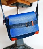 Sac cuir moyen format à bandoulière, besace en cuir artisanal, sac moyen cuir, sac moyen cuir beige, camel et bleu marine, sac en cuir artisanal et original, pièce unique cuir créatrice de maroquinerie fait main à Audierne (29)