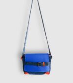 Sac cuir moyen format à bandoulière, besace en cuir artisanal, sac moyen cuir, sac moyen cuir beige, camel et bleu marine, sac en cuir artisanal et original, pièce unique cuir créatrice de maroquinerie fait main à Audierne (29)